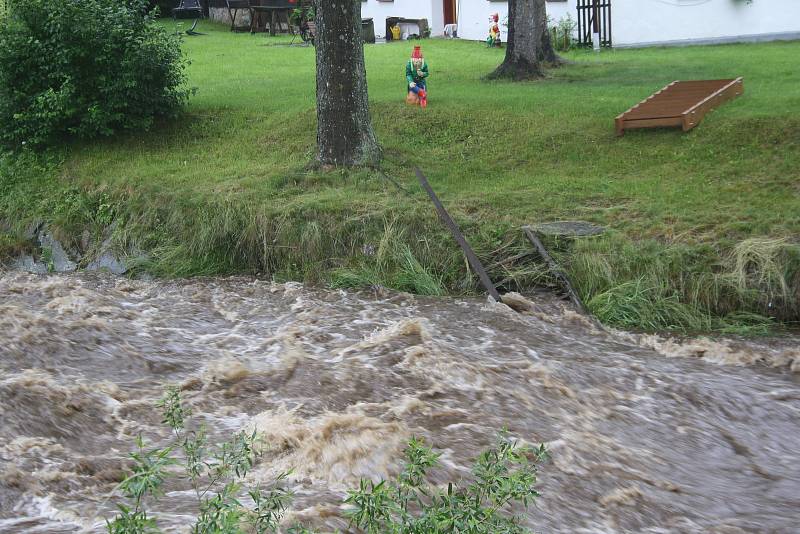 Druhý povodňový stupeň byl vyhlášený na Černé Opavě v Mnichově. První stupeň platí na Opavě v Karlovicích. Velká voda postupuje řekou Opavou níž po proudu.