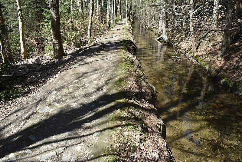 Udělejte si někdy výlet kolem náhonu, který přivádí vodu pro umělý vodopád v Karlově Studánce.