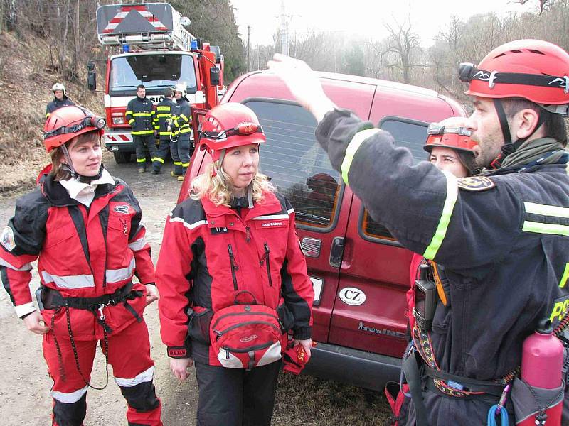 Bruntálští profesionální i dobrovolní hasiči spolu s psovody z Hejnic a záchranáři z České Kamenice nacvičovali v pátek 25. března a v sobotu 26. března několik společných zásahů.