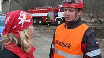 Bruntálští profesionální i dobrovolní hasiči spolu s psovody z Hejnic a záchranáři z České Kamenice nacvičovali v pátek 25. března a v sobotu 26. března několik společných zásahů.