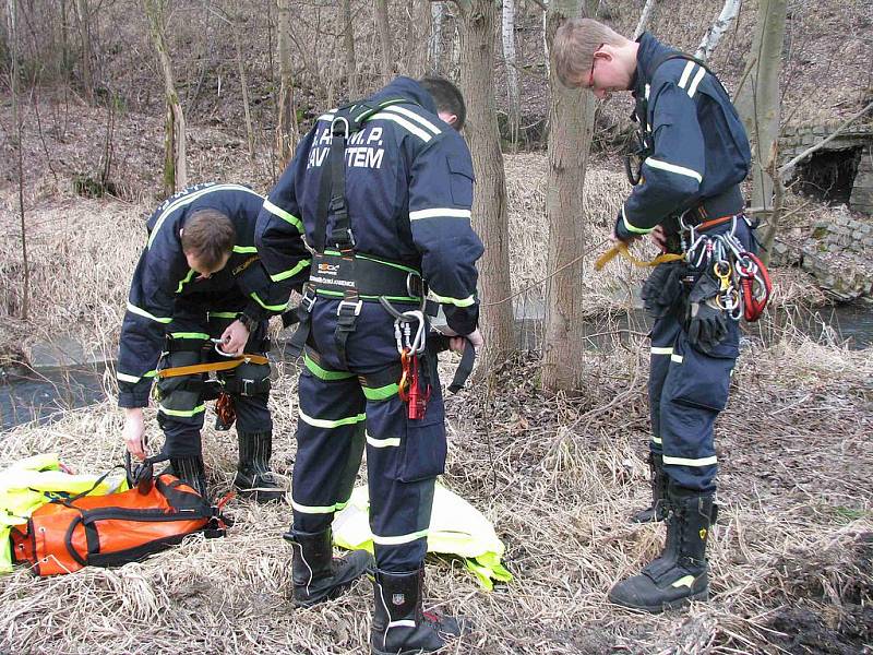 Bruntálští profesionální i dobrovolní hasiči spolu s psovody z Hejnic a záchranáři z České Kamenice nacvičovali v pátek 25. března a v sobotu 26. března několik společných zásahů.