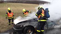 Dvě jednotky hasičů zasahovaly v sobotu dopoledne v  Třemešné-Damašku, kde začal za jízdy hořet osobní automobil BMW 520i.