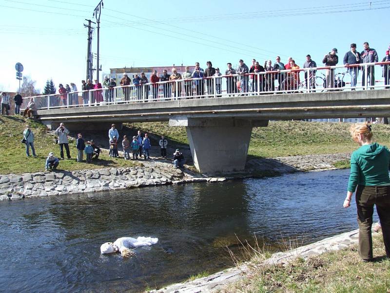 Smrtku je potřeba podle dávných slovanských tradic upálit a utopit jako oslavu nadcházejícího jara.