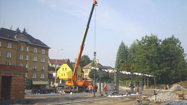 Autobusové nádraží v Rýmařově dostává nový vzhled, cestující budou moct po dokončení využít i nových veřejných toalet.