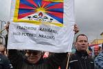 V Rýmařově se na náměstí Míru objevili lidé s tibetskou vlajkou.