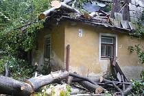 Rodinný dům má po pádu vzrostlého stromu zcela zdemolovanou střechu.