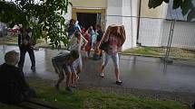 Ruda u Rýmařova 1. srpna 2021. Poutníky, kteří se přijeli modlit na  významné poutní místo, zaskočil vydatný déšť.