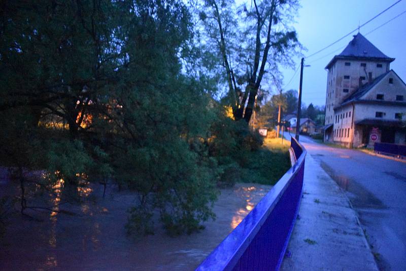 Přívalové lijáky způsobily na Opavsku v okolí Jakartovic povodeň a obrovskou erozi ornice.  Večer 13. května 2021.