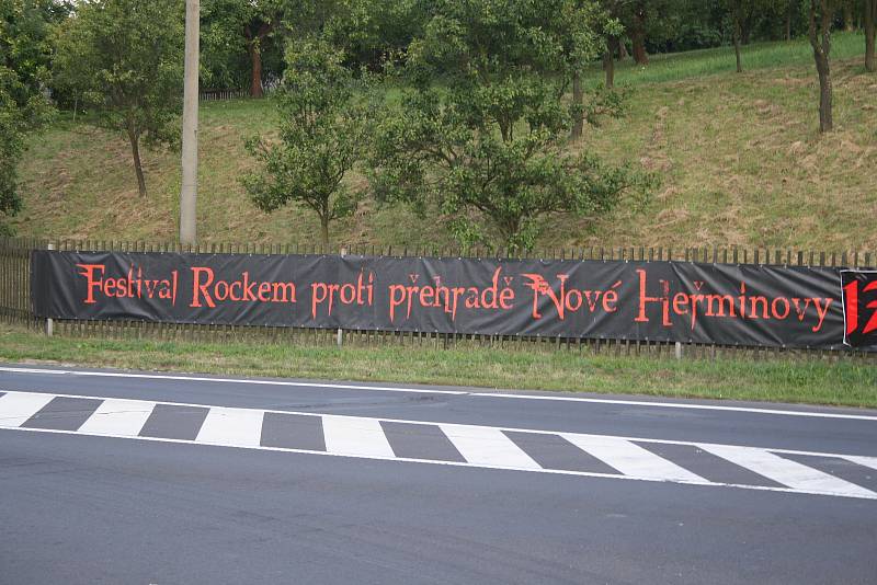 Festival Rockem proti přehradě v Nových Heřminovech.