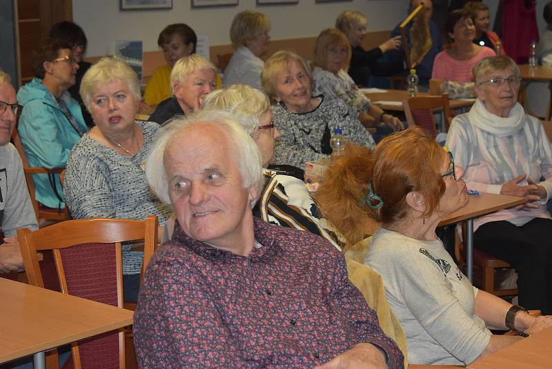 Aktivní senioři se ve Vrbně pod Pradědem schází na akcích univerzity třetího věku. Jan Gemela je pozval na exkurzi do světa včel, kvasinek, medu a alkoholu. 6. října 2022