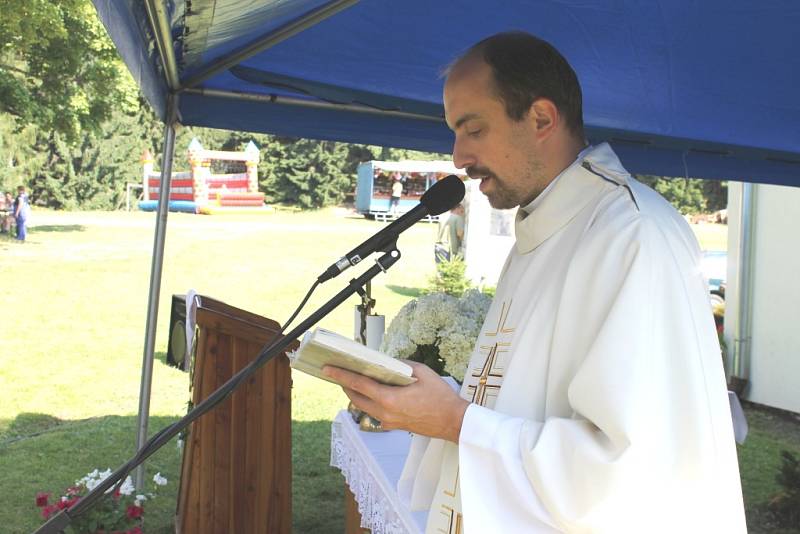 Křížovou cestou proudili na svátek svaté Anny ke stejnojmennému kostelu na Annabergu nad Andělskou Horou poutníci, aby si vyslechli mši svatou duchovního správce Marka Žukowského. 