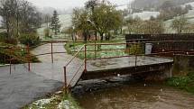 První stupeň povodňové aktivity byl na Krnovsku vyhlášen jen v Radimi u Brantic, kde v noci kulminovaly průtoky na potoce Krasovka. V tuto chvíli už hladina zase klesá.