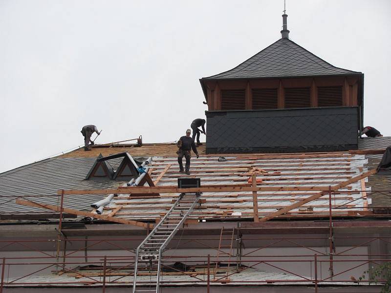 Pokrývači se vrátili na střechu krnovského divadla po deseti letech. V těchto dnech sem vrací přírodní břidlici, která nahradí eternitové šablony. Součástí rekonstrukce střechy je zpevnění, oplechování a systém proti pádu sněhu.