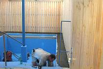 Protiskluzovou vrstvu bude mít bazén a ochlazovna v bruntálské sauně. Bazén bylo nutné zmenšit z důvodů finančních a také bezpečnostních.