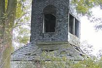 Krasovská zvonice nebyla opravována od dob, kdy čeští dosídlenci vystřídali původní německé obyvatelstvo. Podle toho taky vypadá.