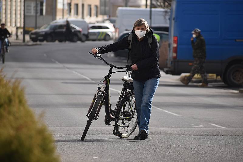 Uvnitř veřejných budou už jsou respirátory samozřejmostí. V centru Krnova se s nimi stále častěji můžeme setkat také venku. 25. února 2021.