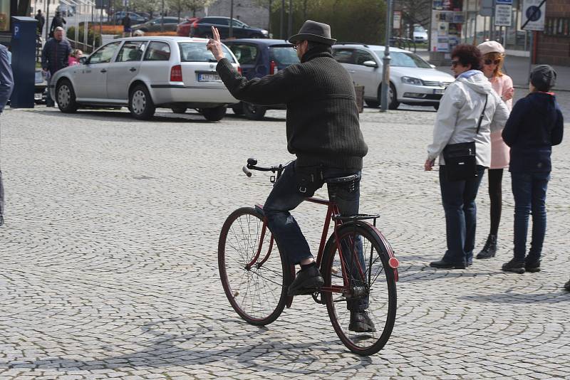 Retro cyklistika si v Krnově našla své fanoušky. O víkendu společně vyrazili do Linhartov.