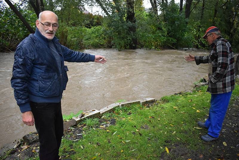 Rozvodněná řeka Opavice zaplavila silnici a odřízla Linhartovy od Města Albrechtic.