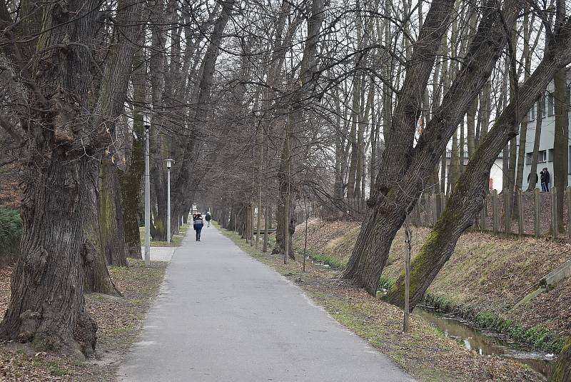 Socha Rudoarmějce v Hlubčicích byla v roce 2017 renovována z dotací EU. Snímek z března 2022.