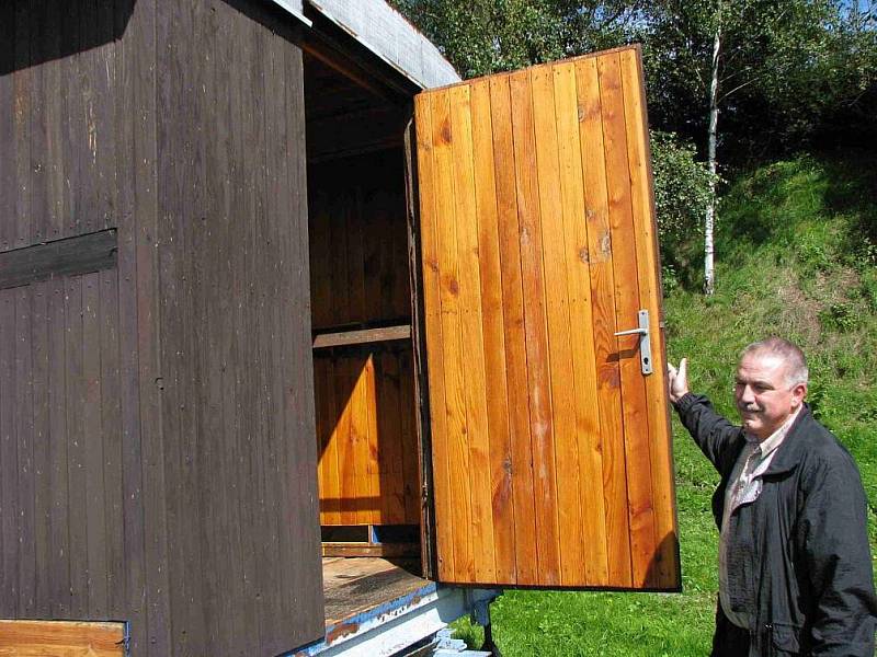 Krušné chvíle zažíval letos včelař Jiří Benč z Velké Štáhle. Včelí mor mu vzal všech třicet dva včelstev, musel je spálil spolu se vším včelařským vybavením. 