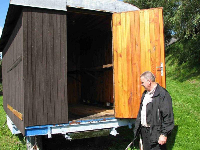 Krušné chvíle zažíval letos včelař Jiří Benč z Velké Štáhle. Včelí mor mu vzal všech třicet dva včelstev, musel je spálil spolu se vším včelařským vybavením. 