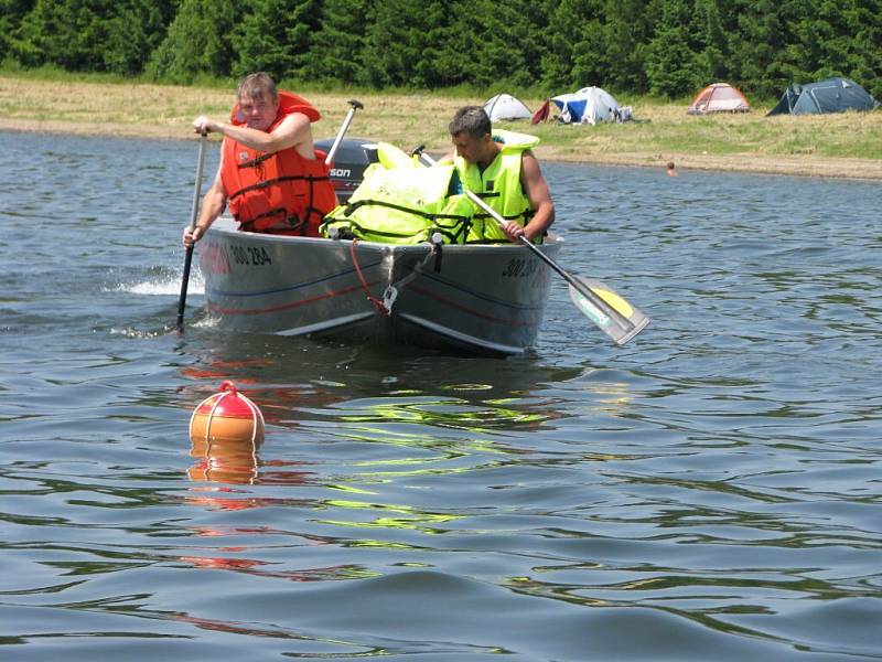 Účastníci soutěže ve vodním záchranářství Harta 2008 museli prokázat široké spektrum svých schopností.