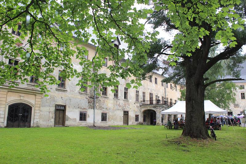 Na zámku v Janovicích u Rýmařova začala sezona, v sobotu 8. června byl zámek slavnostně otevřen.