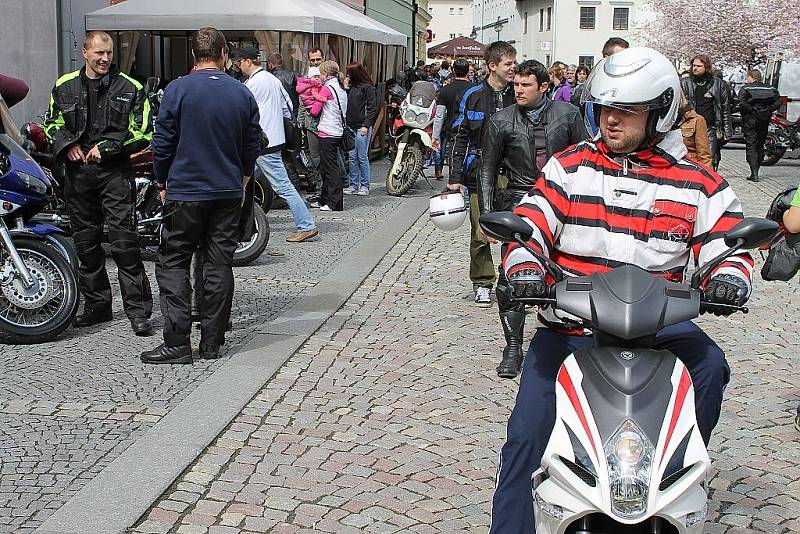 Holky a mašiny se nabízely k obdivování pod rozkvetlými třešněmi na náměstí Míru v Bruntále při sobotní motorkářské akci Vítání jara.