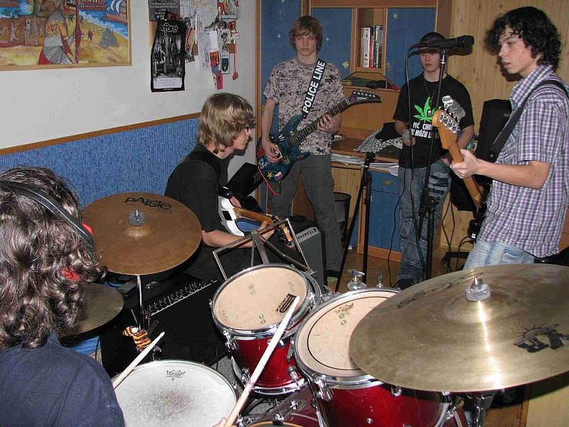 Skupina Boil se dala dohromady vloni v březnu, a hned vyjela nahrávat do studia. 