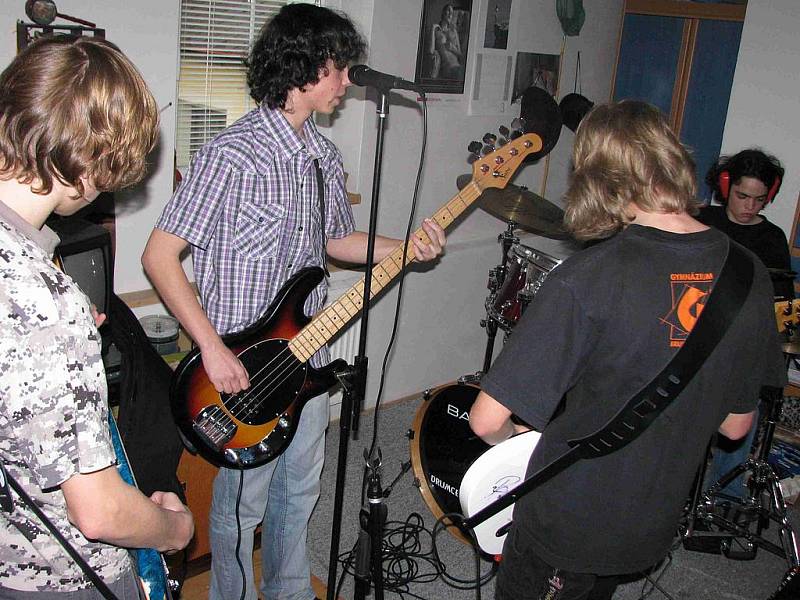 Skupina Boil se dala dohromady vloni v březnu, a hned vyjela nahrávat do studia. 