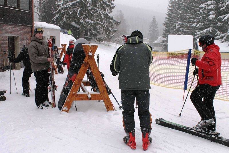 K červené a černé sjezdovce přepravuje zimní rekreanty v lyžařském areálu Klobouk v Karlově pod Pradědem nová dvousedačková lanovka.