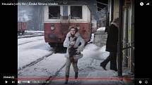 Marie čeká na nádraží na svobodníka Otu, svou korespondenční lásku. Koketka Monika se vojáka nechce vzdát.  Poznáte nádraží, kde se tato slavná filmová scéna z Housat natáčela?