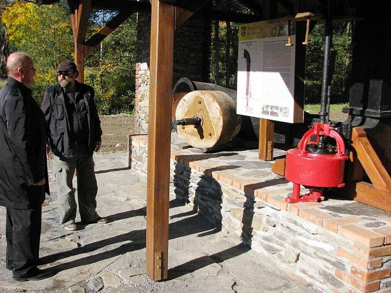 Turistické zastavení U Turbíny najdou místní i turisté na křižovatce proti hospodě Na Rychtě ve směru do Karlova.