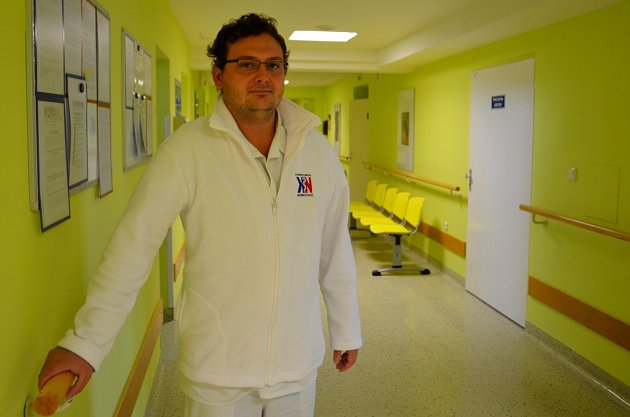 Opilého houbaře na pohotovosti Krnovské nemocnice v sobotu převzal z rukou záchranářů ortoped Jiří Stošek. Zraněného muže mohl operovat až o 24 hodin později, když pacient vystřízlivěl.