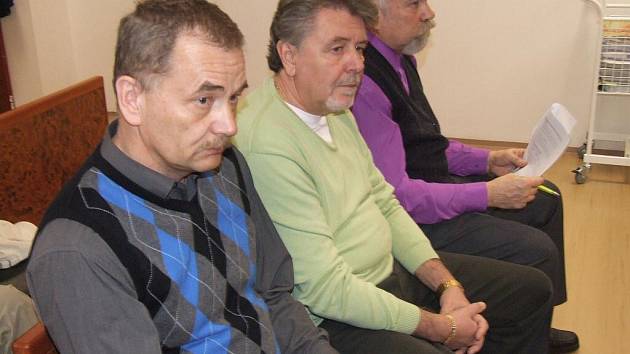 Bývalé vedoucí manažery společnosti Nemocnice Bruntál, a.s. potrestal Okresní soud v Bruntále za zvýhodňování věřitele.  Pavel Šatura, Bohuslav Špinar a Miloslav Bureš soud jsou odsouzeni k pětiletému vězení.