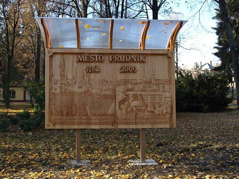 Městský park v Bruntále získal díky společnému projektu s polským Prudnikem nové cestičky, chodníky, lavečky i hřiště.