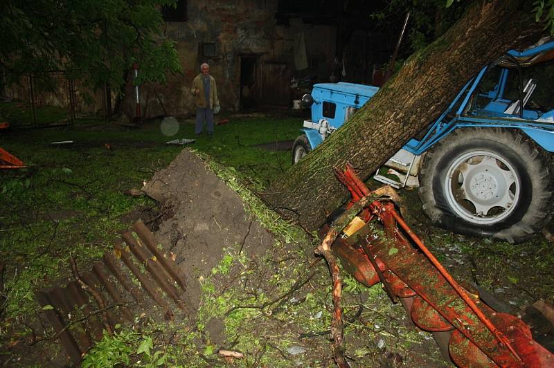Následky ničivého tornáda na Krnovsku, červen 2013.
