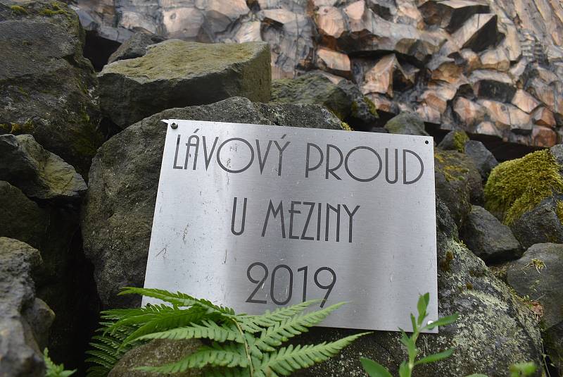 Turisty láká do Meziny Lávový proud, který vytvořila Venušina sopka, i ten dřevěný, který vyřezal František Nedomel z modřínu.