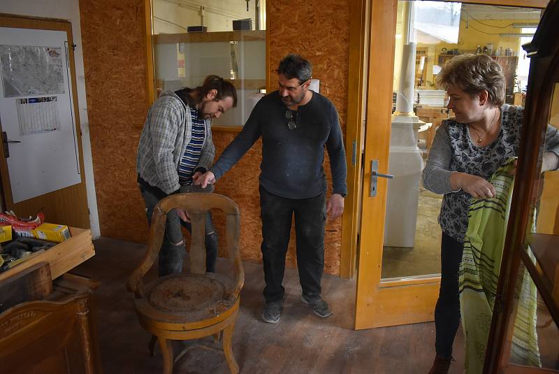 Lovecký zámeček v Miloticích postavili Lichtenštejnové. Před sto lety rodina Ludvíka Marxe přestavěla zámeček na  světoznámou fabriku. Rodina Františka Tomčaly zde vybudovala školu s internátem a restaurátorské dílny.