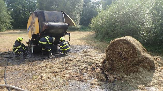 U hořícího balíkovače slámy na poli v Brumovicích zasahovali krnovští hasiči.