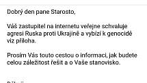 Fandí Putinovi. Je to borec, porazí ukrofašisty, napsal na svém profilu bruntálský zastupitel Daniel Makay. Odmítl ho smazat navzdory upozornění, že se může jednat o trestný čin.