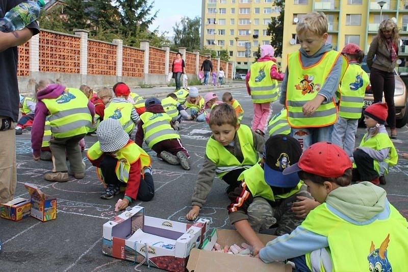 Školní a předškolní výuku si zpestřili žáci bruntálského Petrinu a děti ze všech šesti místních mateřských škol ve čtvrtek 12. září vymalováním silnice ve Školní ulici. Prostor před školou zdobila sluníčka, veselé postavičky i zvířátka.