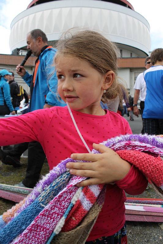 Osm let trvalo, než se podařilo pokořit pletařský rekord z Liberce, kde omotali nadšenci Ještěd tříkilometrovou šálou. Praděd omotali pletaři o víkendu šálou devítikilometrovou.