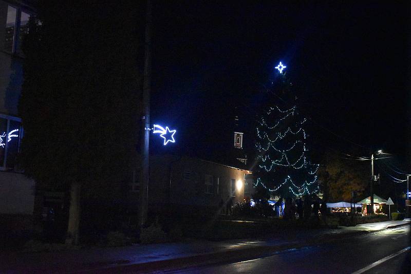 Rozsvícení vánočního stromu v Holčovicích provázel jarmark, pohádky, cimbálová muzika a přeháňky. 26. listopadu 2022