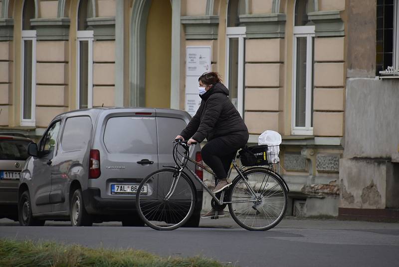 Krnované 21. října 2020 poctivě nasadili roušky a respirátory. Stávají se běžnou součástí výbavy také u cyklistů.