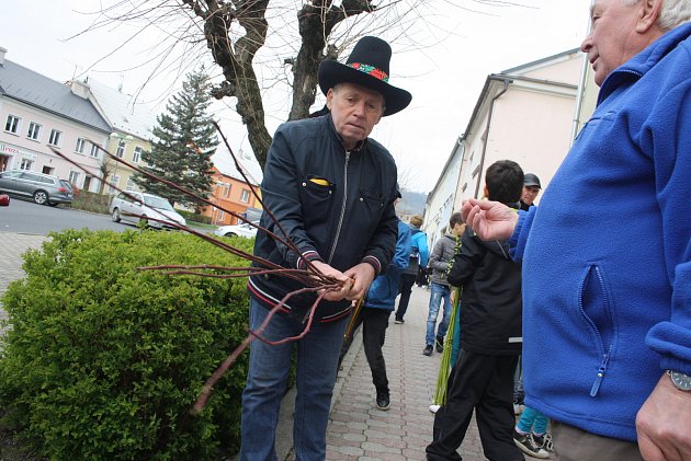 Mistr pomlázek Jan Handlíř nosí valašský klobouk od Sakaly - Bruntálský a  krnovský deník