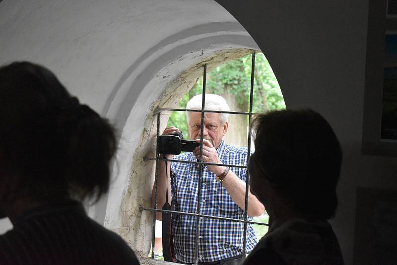 Kostel sv. Jiří v zaniklé vsi Pelhřimovy na Osoblažsku byl opět plný věřících. Bohoslužba zde byla sloužena díky iniciativě spolku křesťanských fotografů Člověk a Víra.