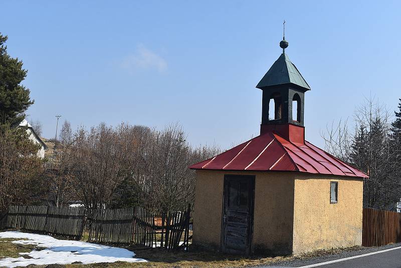 Dolní Moravice leží pod hřebeny Jeseníků. Kromě 388 místních obyvatel zde potkáte také spoustu chatařů, chalupářů a turistů.