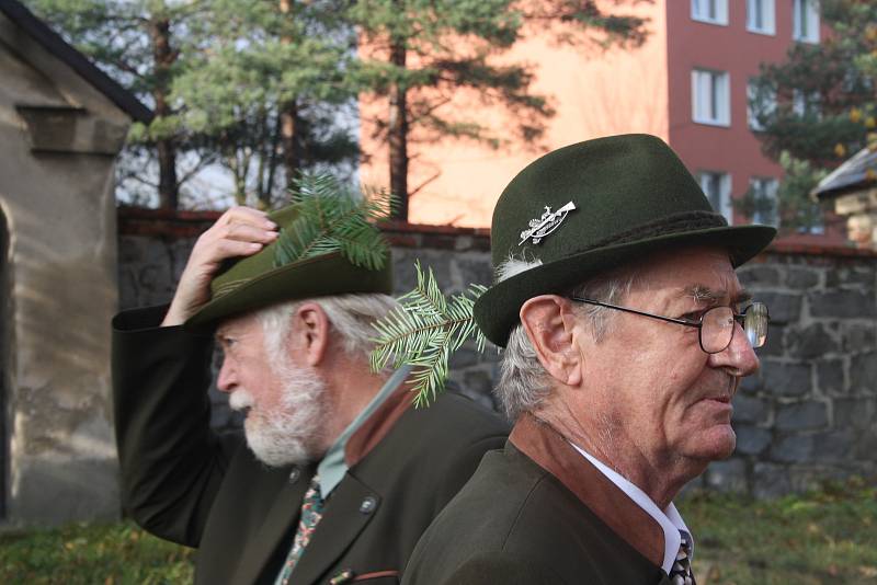 Myslivci z Třemešné oslavili svátek svého patrona svatého Huberta slavnostní mší plnou pradávných rituálů.