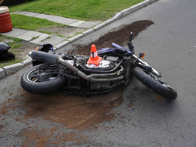 Dvacetiletý podnapilý mladík havaroval se svým motocyklem na Vančurově ulici. Dohromady způsobil škodu za více než sto tisíc.